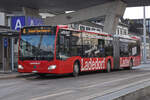 Mercedes Citaro 58 mit der Werbung für das Einkaufszentrum Ladedorf, auf der Linie 4, wartet an der Haltestelle beim Bahnhof Solothurn.