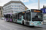 Mercedes Citaro 56 mit der Werbung für die Baloise Versicherung, verlässt am 18.01.2023 als Dienstfahrt den Bahnhofplatz in Solothurn.