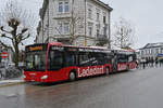Mercedes Citaro 58 mit der Ladedorf Werbung, wartet am 18.01.2023 als Dienstfahrt an der Haltestelle beim Bahnhof Solothurn.