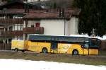 Ein Van Hool Postauto mit Postanhänger auf dem Kurs 90.081 Laax-Flims-Chur am Ortsausgang von Flims; 08.02.2014