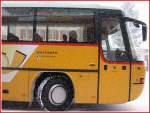 Wie Lokomotiven tragen auch einzelne Postbusse Namen und Wappen. Dieser Neoplanbus heisst Vals und steht in Vals. (23.11.2001)