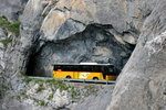 Das Ganze geht auch gezoomt!  Ein Volvo 8700 Postauto auf dem Kurs 12.332 Deborence - Aven - Sion in der Tunnelstrcke an der Steilkannte über dem Val di Lizerne; 24.07.2016