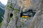 Ein Volvo 8700 Postauto auf dem Kurs 12.332 Deborence - Aven - Sion in der Tunnelstrcke an der Steilkannte über dem Val di Lizerne; 24.07.2016
