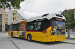 Volvo Hybrid Bus der Post, auf der Linie 105, bedient die Haltestelle beim Bahnhof Interlaken West.