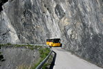 Ein Volvo 8700 Postauto auf dem Kurs 12.332 Deborence - Aven - Sion an der Steilkannte über dem Val di Lizerne; 06.08.2016