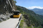Ein Volvo 8700 Postauto auf der Linie 12.332 Sion - Aven - Derborence an der Steilkannte 300 m über dem Val di Lizerne; 06.08.2016