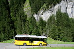 in Setra S 412 UL Postauto auf dem Kurs 31.164 Grindelwald - Schwarzwaldalp - Meiringen (Rosenlaui-Linie) unterhalb von Rosenlaui; 07.08.2016