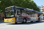 Das Ortsbus Ersatzfahrzeug '10448' das auch auf den PostAuto Linien eingesetzt werden kann, am 29.7.16 auf dem Rhonesandplatz in Brig.