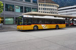 Ein MAN-Bus von PostAuto, hält an der Haltestelle Chur, Bahnhofplatz.