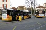 Die beiden PostAuto MB C2 K Ortsbus Wohlen vom PU Geissmann, Hägglingen am 21.3.19 beim Abfahren vom Bahnhofplatz Wohlen.