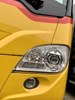 Ein Blick auf den Frontscheinwerfer eines MB C2 für PostAuto am 11.11.20 bei Evobus Winterthur.