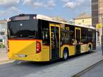 Heckansicht des neuen MB C2 hybrid '11683' der PostAuto Regie Aeschi M 20.7.21 beim Bahnhof Spiez.