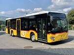 Der zweite neue MB C2 hybrid '11682'  BE 653 384  der PostAuto Regie Aeschi am 21.7.21 bei den Ankunft beim Bahnhof Spiez.