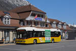 Volvo Hybrid Bus der Post, auf der Linie 102, wartet an der Haltestelle beim Bahnhof Interlaken Ost.