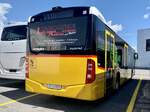 Heckansicht des MB C2 hybrid '11461' der PostAuto Regie Laupen am 30.7.22 bei Interbus Kerzers.