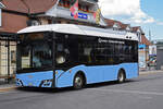 Solaris Urbino 9 Elektrobus Test Bus der Post, auf der Linie 104, wartet an der Haltestelle beim Bahnhof Interlaken Ost. Die Aufnahme stammt vom 04.08.2022.