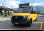 Postauto -Mercedes Sprinter  OW 10003 vor dem Bhf. Sarnen am 21.09.2023