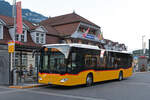 Mercedes Citaro der Post, auf der Linie 60, wartet am 31.07.2023 an der Haltestelle beim Bahnhof Interlaken Ost.