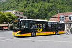 MAN Lions City Hybridbus der Post, auf der Linie 103, verlässt am 04.08.2025 die Haltestelle beim Bahnhof Interlaken Ost.