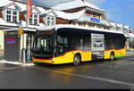 Postauto - Mercedes e Citaro BE 610540 bei den Haltestellen vor dem Bahnhof Interlaken Ost am 22.11.2025