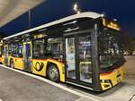 Neuer Solaris Urbino 12 IV Electric '12347'  BE 537 935  der PostAuto Regie Spiez (vormals Aeschi) am 16.12.25 beim Bahnhof Spiez.