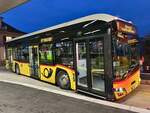 Ein weiterer neuer Solaris Urbino 12 Electric '12350'  BE 537 980  der PostAuto Regie Spiez (vormals Aeschi) am 16.12.25 beim Bahnhof Spiez.