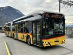 Der neue Solaris Urbino 18 IV Electric '12284'  BE 437 435  der Postauto Regie Spiez am 19.12.25 nach der Abfahrt beim Bahnhof Interlaken West.