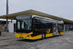 MAN Lions City Hybridbus der Post verlässt am 09.02.2026 als Dienstfahrt den Bahnhofplatz in Frick.
