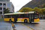 Solaris Bus der Post, auf der Linie 102, fährt am 11.10.2024 zur Haltestelle beim Bahnhof Interlaken Ost.