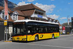 Solaris Elektrobus der Post, auf der Linie 108, wartet am 09.04.2026 an der Haltestelle beim Bahnhof Interlaken Ost.