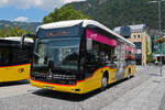 Mercedes eCitaro der Post fährt am 30.06.2025 als Dienstfahrt zur Haltestelle beim Bahnhof Interlaken West.