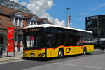 Solaris Elektrobus der Post, auf der Linie 102, wartet am 22.05.2026 an der Haltestelle beim Bahnhof Interlaken Ost.