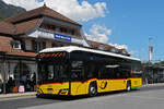 Solaris Elektrobus der Post, auf der Linie 103, wartet am 22.05.2026 an der Haltestelle beim Bahnhof Interlaken Ost. 