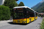 Solaris Elektrobus der Post, auf der Linie 105, ist am 23.05.2026 in der Kirchgasse in Wilderswil unterwegs.