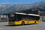 Mercedes Citaro der Post �berquert am 22.05.2026 als Dienstfahrt den Bahnhofplatz beim Bahnhof Interlaken Ost.