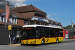 Solaris Elektrobus der Post, auf der Linie 102, wartet am 22.05.2026 an der Haltestelle beim Bahnhof Interlaken Ost.