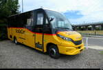 Postauto - Iveco Dail / K-Bus als ScolaCar abgestellt in Kerzers neben der Autobahn abfahrt am 06.06.2026
