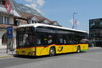 Solaris Elektrobus der Post, auf der Linie 103, wartet am 28.05.2026 an der Haltestelle beim Bahnhof Interlaken Ost.