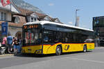 Solaris Elektrobus der Post, auf der Linie 102, wartet am 26.05.2026 an der Haltestelle beim Bahnhof Interlaken Ost.