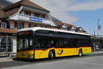 Solaris Elektrobus der Post, auf der Linie 60, verl�sst am 15.04.2026 die Haltestelle beim Bahnhof Interlaken Ost.