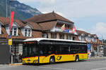 Solaris Elektrobus der Post, auf der Linie 102, wartet am 29.06.2026 an der Haltestelle beim Bahnhof Interlaken Ost.