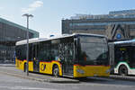 Mercedes Citaro der Post, auf der Linie 71, wartet am 08.05.2026 an der Haltestelle beim Bahnhofplatz in Luzern.