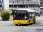 Postauto - MAN Gelnkbus ZH 780686 unterwegs auf der Linie 530 (759) bei den Bushaltestellen vor dem Fughafen Zürich in Kloten am 06.05.2009