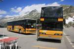 Fahrplanmässiges Bus-Treffen auf der Grimselpasshöhe am 24.7.2007: Während der Neoplan-Dosto 4026/3 BE 412'071 (1996) auf seiner Fahrt von Oberwald nach Meiringen nur eine kurze Pause einlegt, ist der