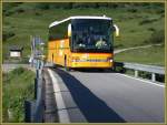 Dieser Setra Bus ist das Grösste, was es bis hierher nach Riale schafft und zwar nicht wegen dieser Brücke, sondern wegen der sieben Spitzkehren in der Toceschlucht. (24.06.2007)