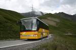 Der Sanetschpass ist wohl der spannendste befahrbare Pass vom Wallis ins Berner Oberland. Kurz vor der Passhöhe ist der Setra 313UL VS 3'806 von PU TRD, Savièse, unterwegs mit dem Nachmittagskurs Richtung Stausee Sanetsch. 8.8.2010. 