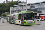 Volvo Hybrdbus 180, auf der Linie 1, fährt am 08.09.2025 zur Haltestelle beim Bahnhof Baden.