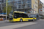 Mercedes Citaro 410, auf der Linie 4, verlässt die Haltestelle beim Bahnhof Thun. Die Aufnahme stammt vom 21.04.2022.