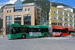 Mercedes Citaro 713 mit der Werbung für den Panorama Center, auf der Linie 21, fährt am 03.07.2023 zur Haltestelle beim Bahnhof Interlaken West.