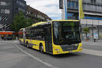 MAN Lion City 140 der STI, auf der Linie 1, fährt am 10.08.2023 zur Haltestelle beim Bahnhof Thun.